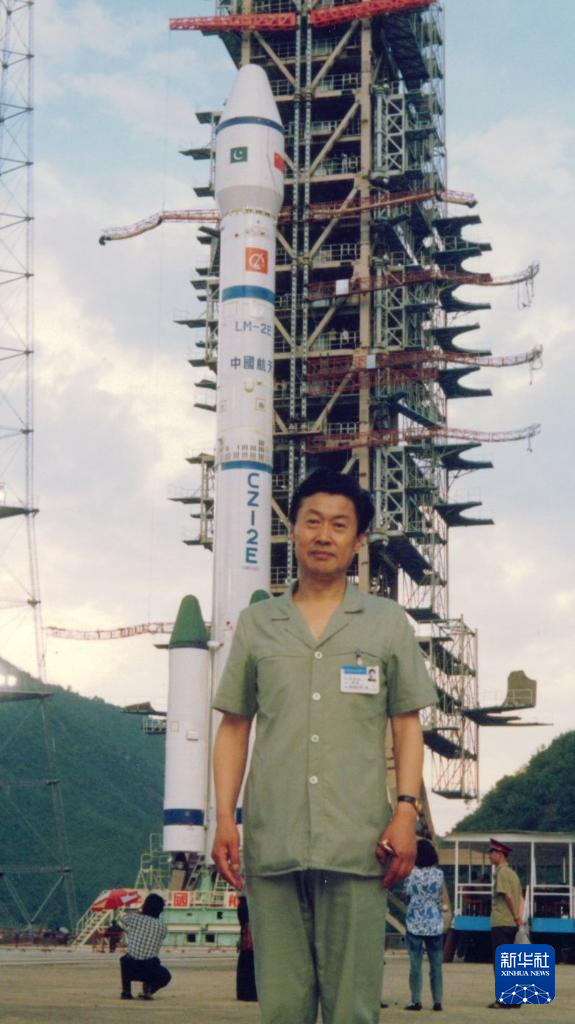 王永志在长征二号捆绑式运载火箭发射前留影。(资料照片)