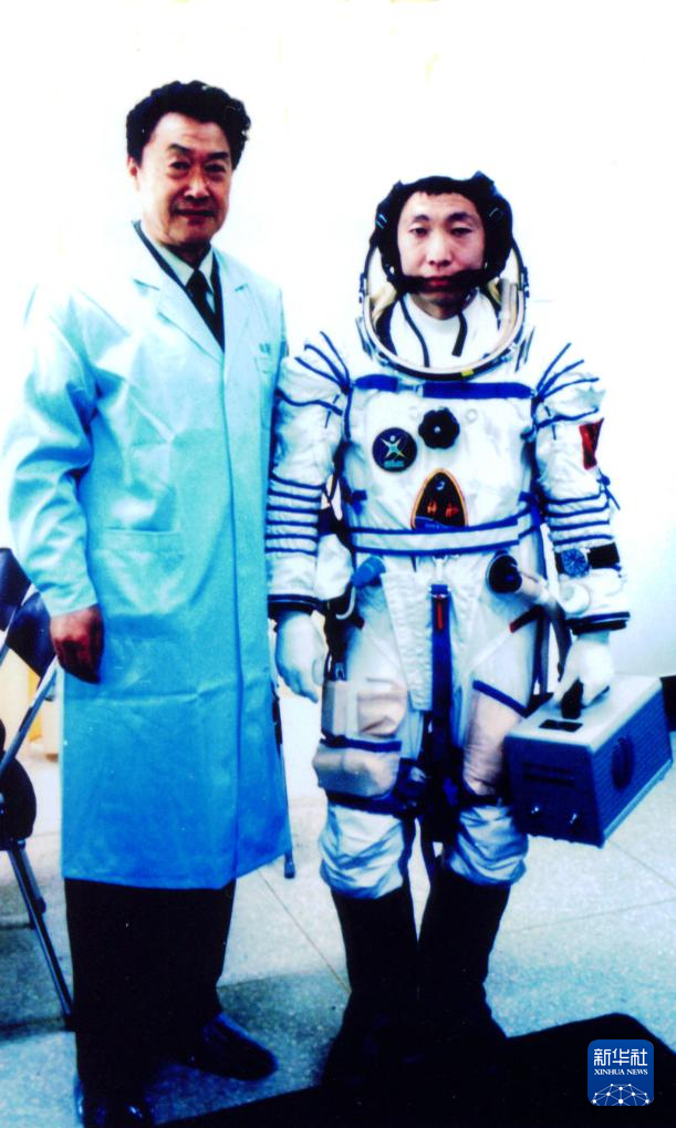 王永志(左)与神舟五号航天员杨利伟在出征前合影。(资料照片)