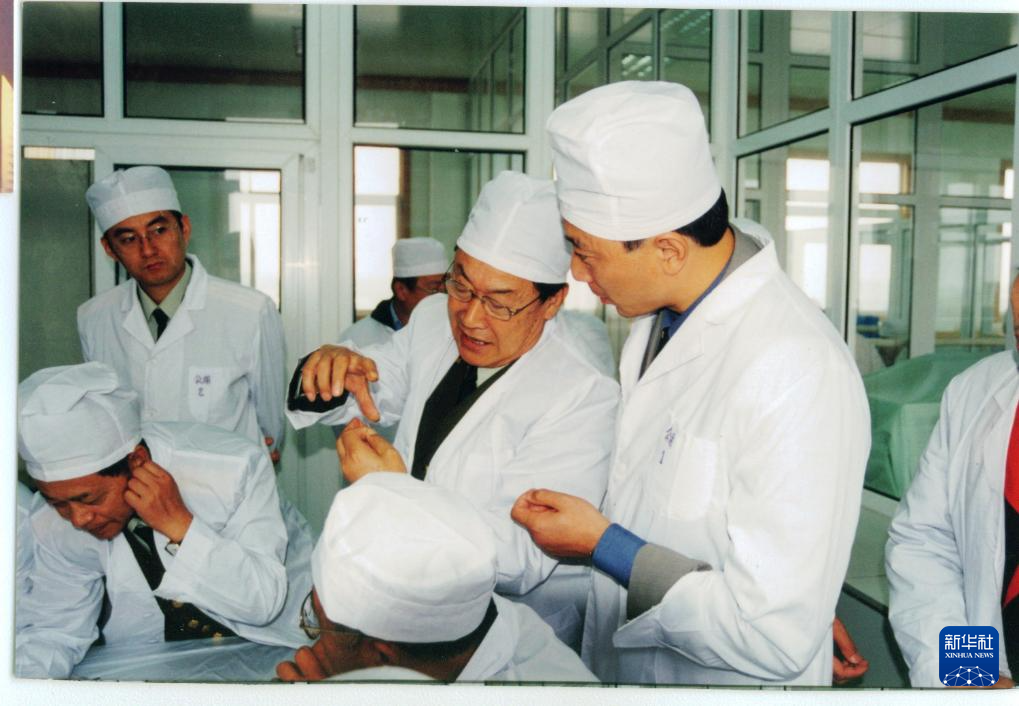 王永志(右二)深入载人航天工程研制一线。(资料照片)