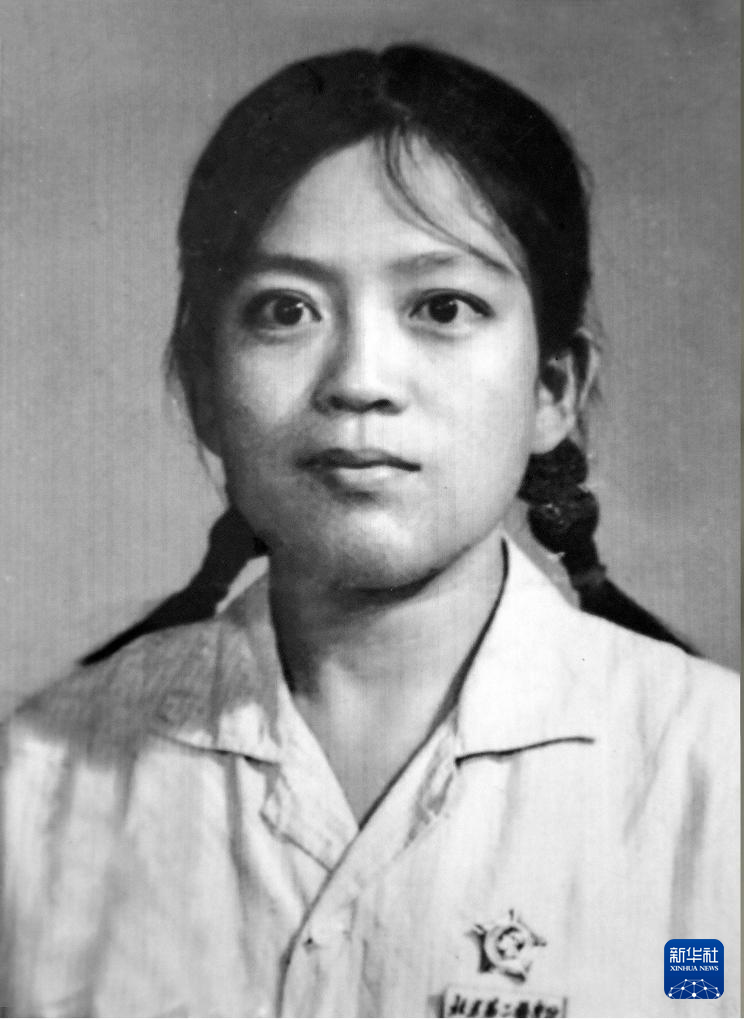 从北京第二医公司（现首都医科大学）毕业时的路生梅（资料照片，1968年12月摄）。 
