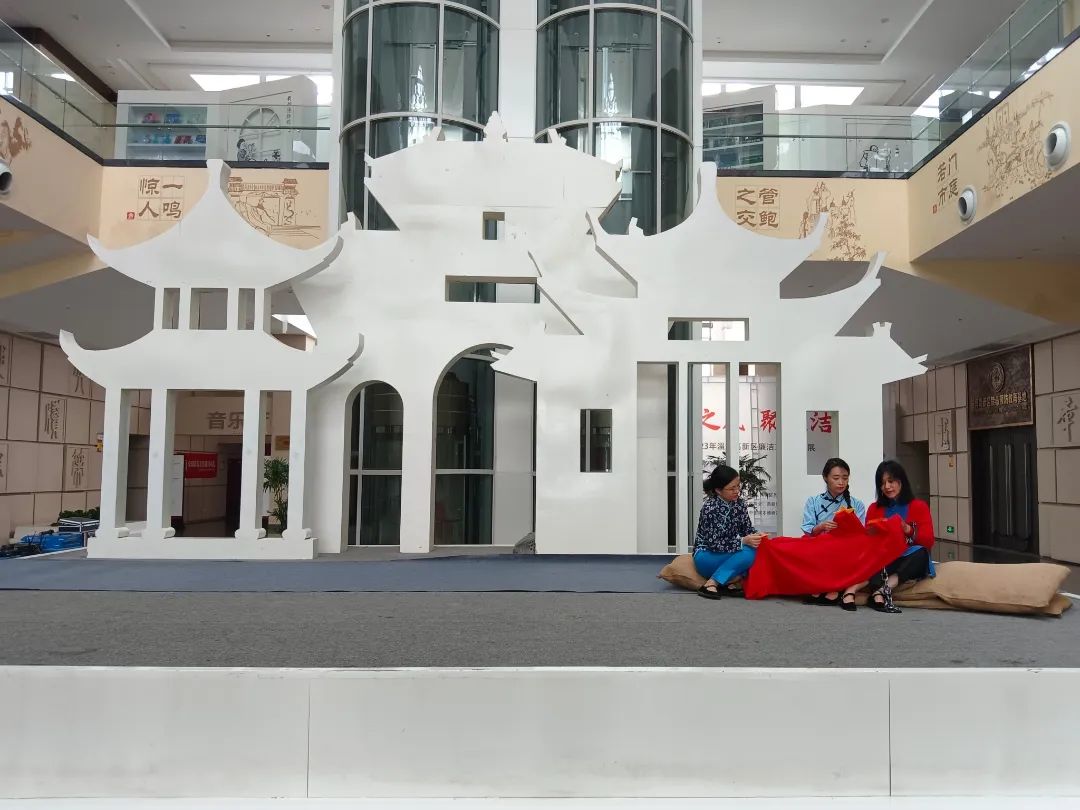 观看表演演员剧照.jpg 图片