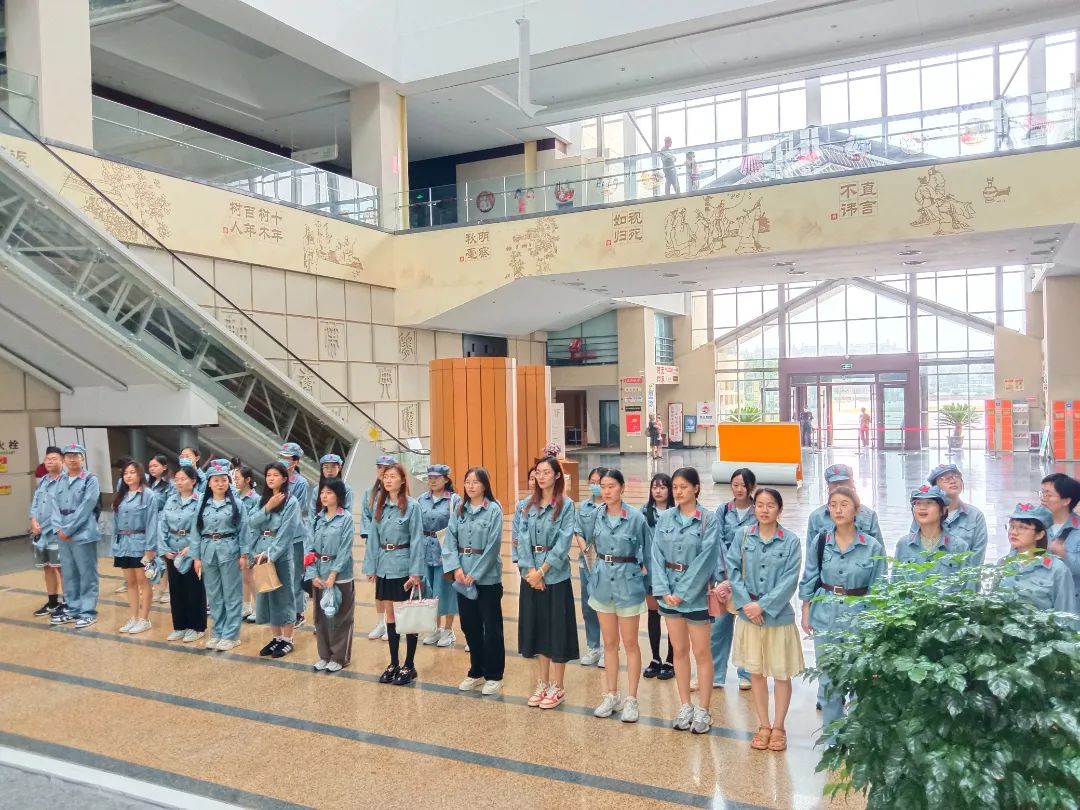 观看表演1.jpg 图片